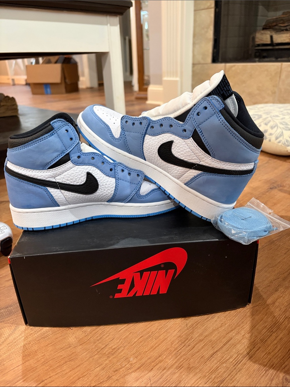 Air Jordan 1 Retro High GS University Blue Size 5